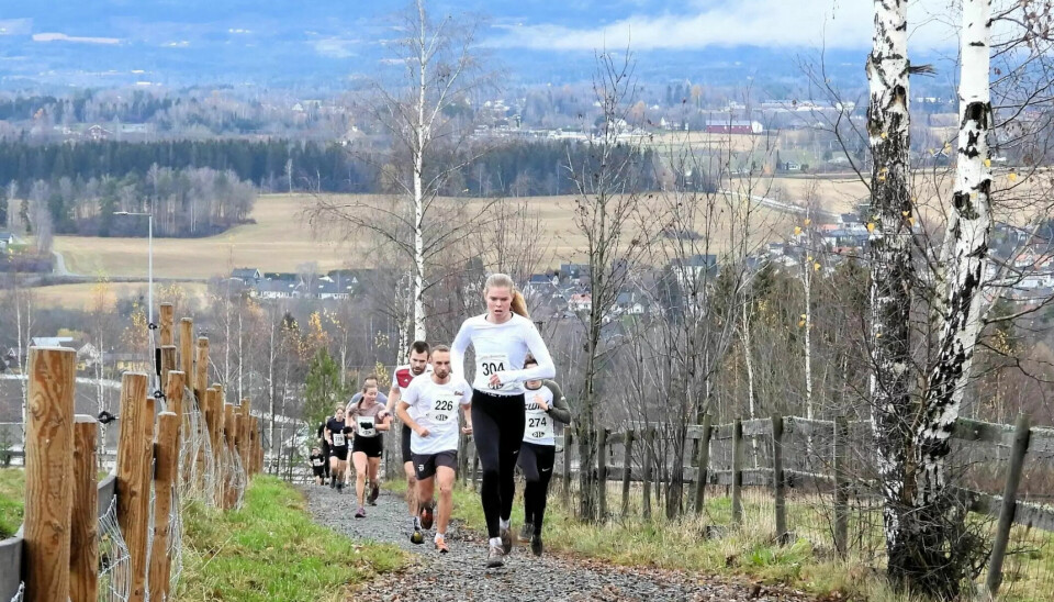 Malin Hoelsveen med luke til alle konkurrenter på 5 km i fjorårets løp i Ottestad. løp terrengløp ottestad løpsfestival innlandet hedmark spenst1-løpet