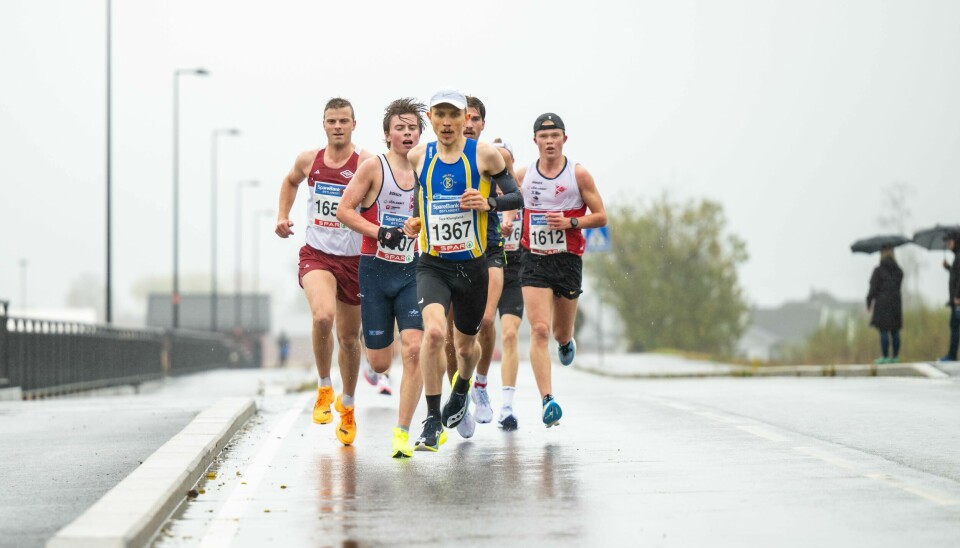 Forfølgergruppa: Tore Klungeland ledet an i gruppa bak tetduoen fra start. norgesløpet ida eide minneløp 5 km akershus løp
