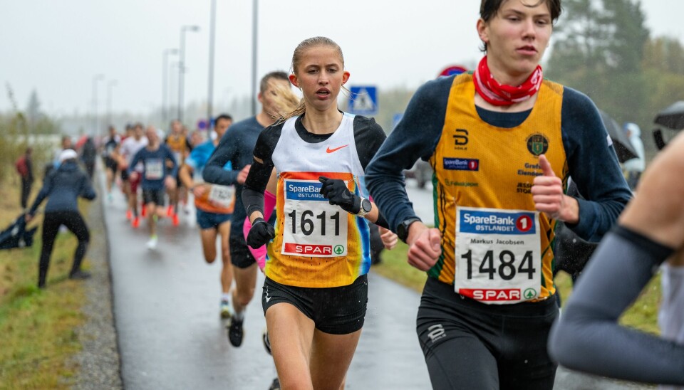 Wilma Bekkemoen Torbiörnsson ut fra start i rygg på klubbkamerat Marcus Bye Jacobsen. norgesløpet ida eide minneløp 5 km akershus løp