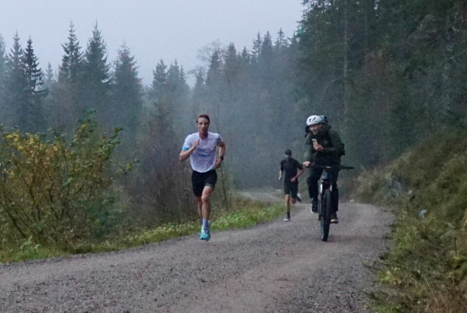 Jon Breivold har de nødvendige meterne selv om Sindre Buraas fortsatt har lederen i sikte i tåka. Primus motor Even Brøndbø Dahl med 'live coverage' på sykkel. skjennungstua open motbakkeløp nordmarka oslo løp