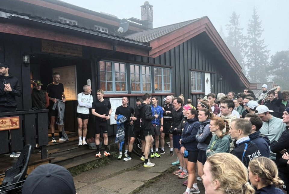 I hundre: Folksomt på preimeutdelingen utenfor Skjennungstua. skjennungstua open motbakkeløp nordmarka oslo løp