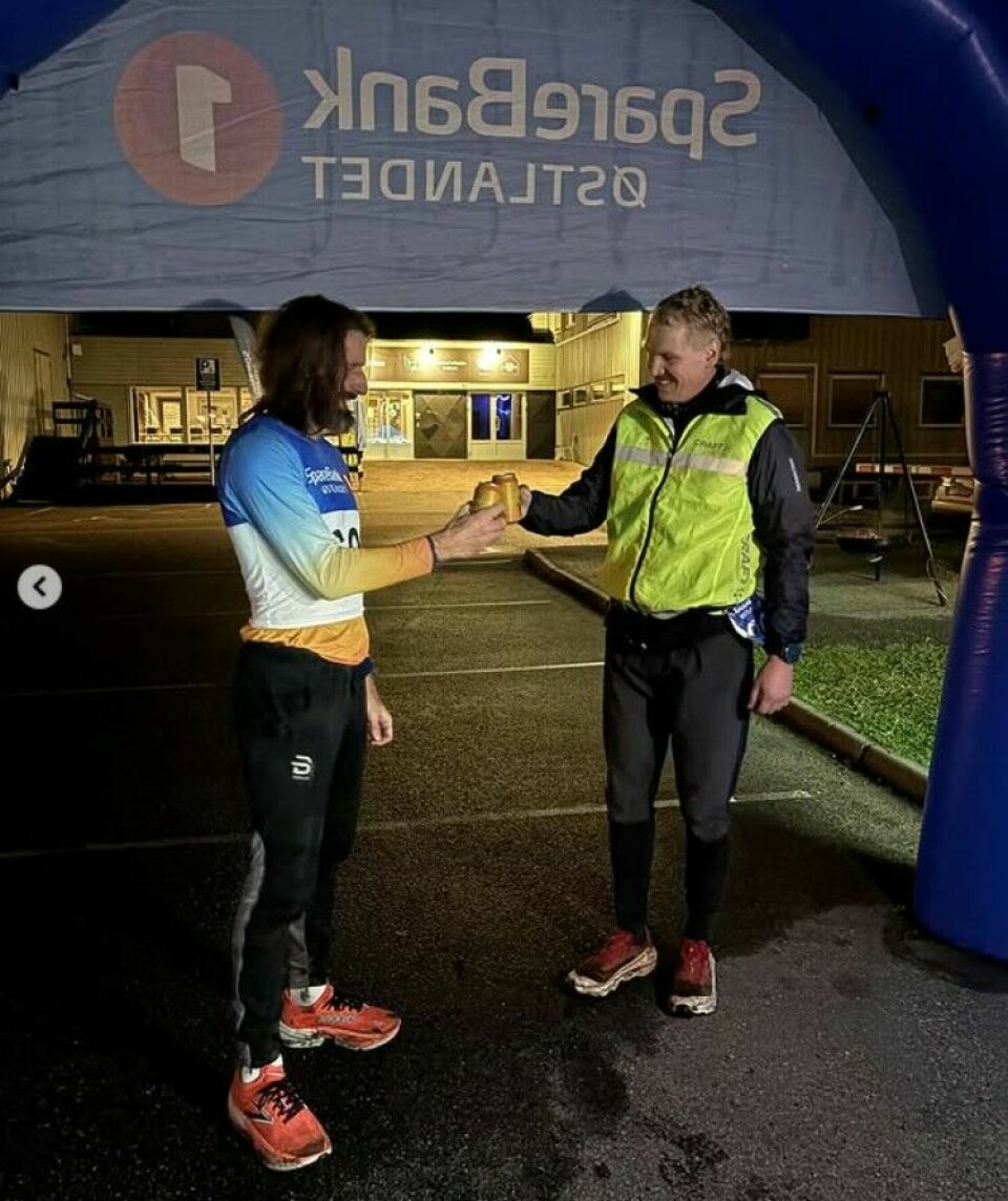 Vinneren Glenn Jørgensen og toeren Alexander Vårdal Emanuelsen skålte selvfølgelig i solo etter at duellen om seieren er avgjort søndag. flisa backyard last man standing løp ultraløp hedmark innlandet