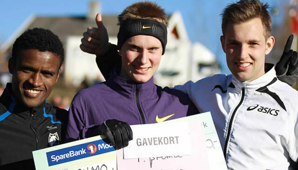Tre fornøyde medaljevinnere i 2010: Gishe Wako (t.v.), Sondre Nordstad Moen (midten) og Sindre Buraas (t.h.). Sondre hadde akkurat satt løyperekord med 29.16. Tre fornøyde medaljevinnere i 2010: Gishe Wako (t.v.), Sondre Nordstad Moen (midten) og Sindre Buraas (t.h.). Sondre hadde akkurat satt løyperekord med 29.16.
