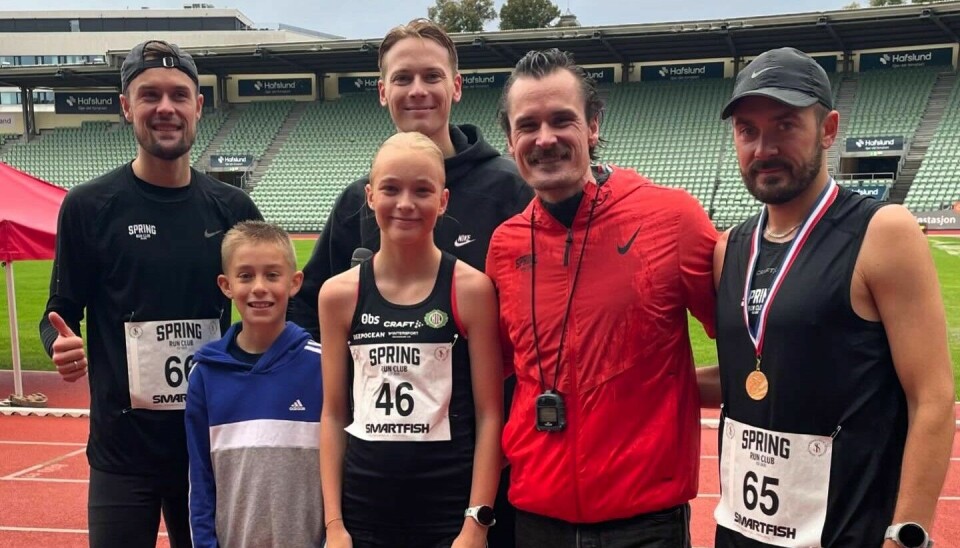 Sivert (12) og Othelie Stave-Wigene (14) sammen med brødrene Filip, Henrik og Kristoffer Ingebrigtsen. Bak den rutinerte fartsholder Fredrik Sandvik. spring run club 3000 m bislett