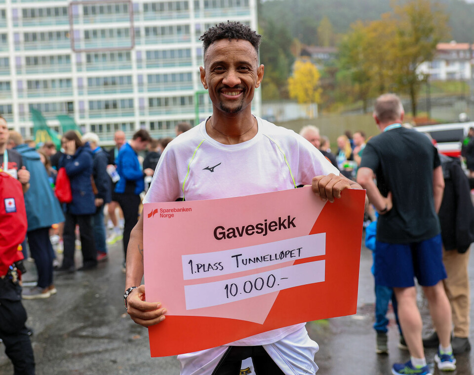 Senay Fissehatsion reiser rundt og vinner løp, Sist helg vant han Sørfjorden halvmaraton, utenfor Bergen. Og det vanker gjerne en del premiepenger også.