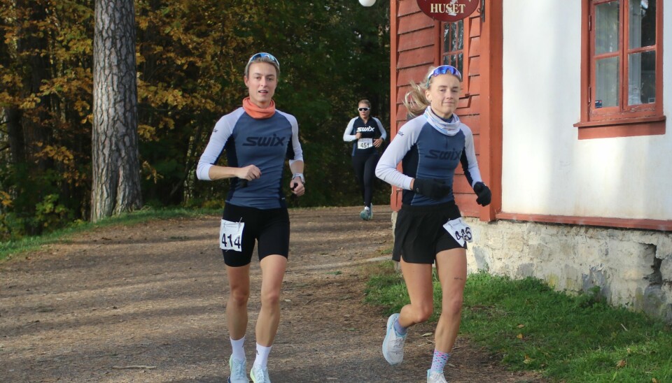 Marthe Følvik (446), her sammen med Marthe Feiring (414) på runde 7, ble beste dame bare slått av Joachim Bakke Larsen på 12. og siste runde.