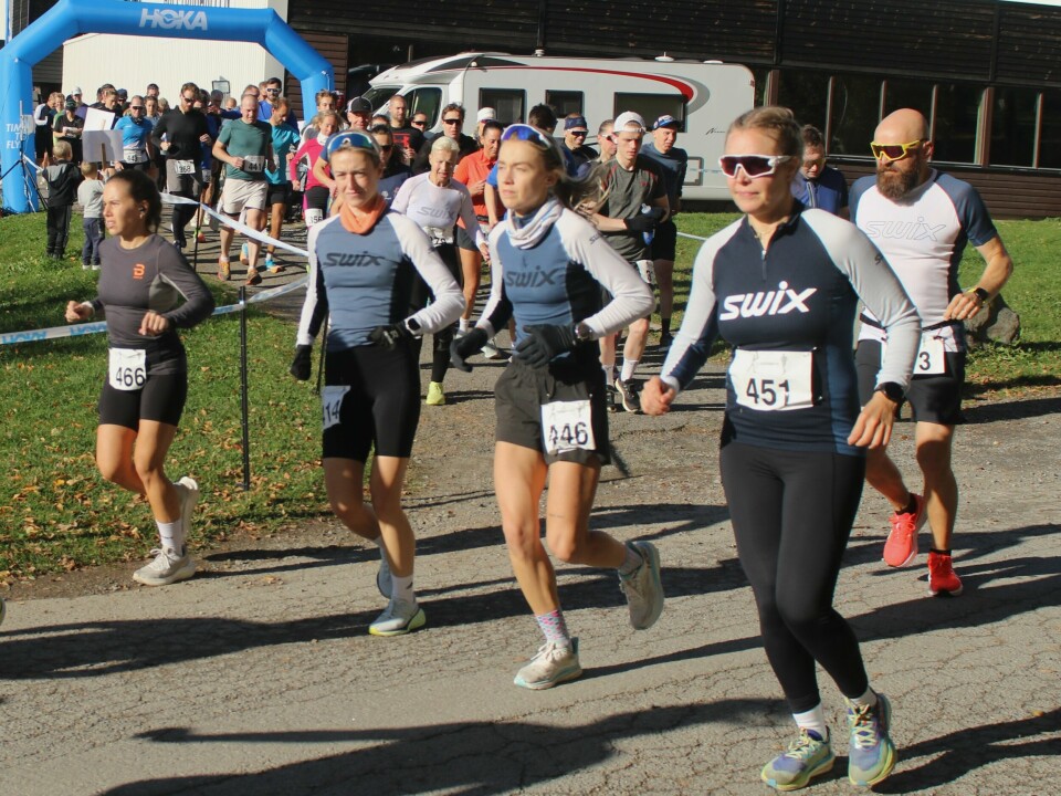 Sterke jenter: Fra starten på 7. runde fra Prestrudhallen i 15 grader og sol kl 14 lørdag med noen av sterkeste jentene til slutt (fra v.): Pernille Stenberg (2. plass), Marthe Feiring (6. plass), Marthe Følvik (1. plass) og Line Bredalslien (6. plass). løp ultraløp hamar backyard ultra 50M hedmark innlandet