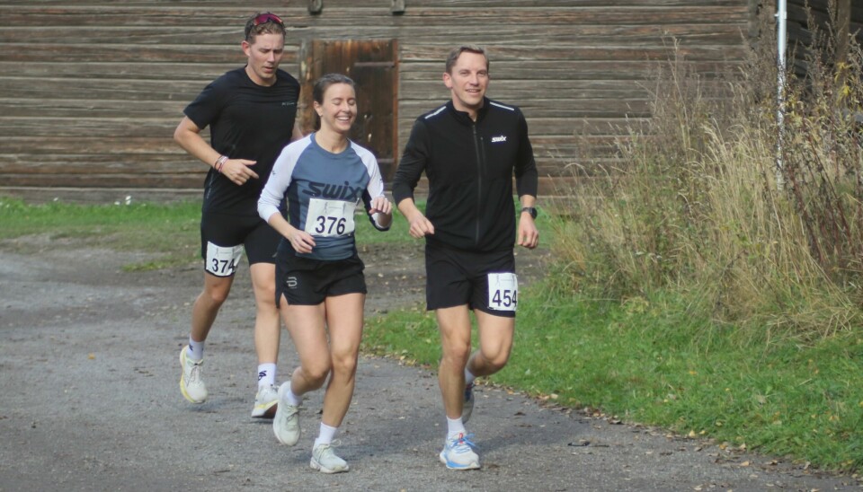 Vinneren Joachim Bakke Larsen (454) på kosetur sammen med Christopher Grønlund og Mari Vasaasen på den sjuende av de tolv rundene. hamar backyard ultra 50m løp hedmark innlandet