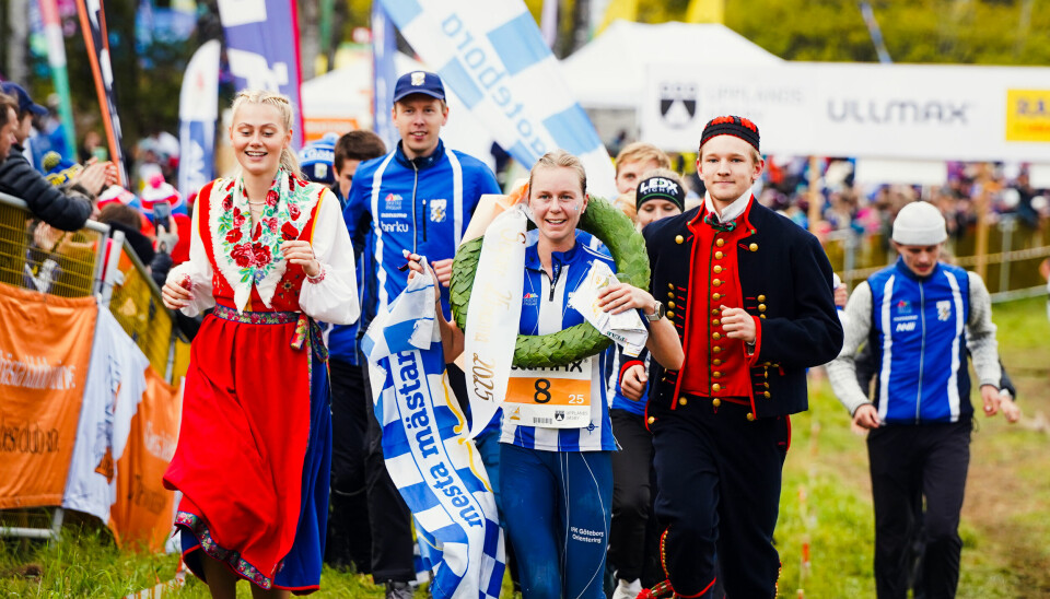 Victoria Hæstad Bjørnstad løper IFK Göteborg inn til seier i 25manna (Foto: Tero Marjamäki/Svensk Orientering)