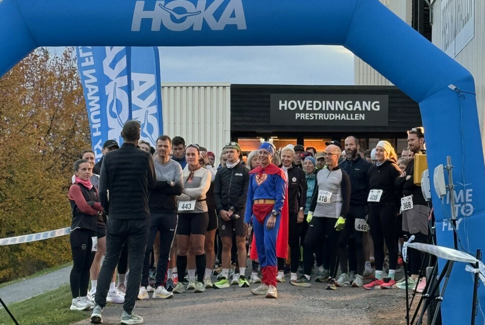 Superklare: Et sterkt og klart felt bestående av 96 løpere (inkludert. arrangørens egen superkvinne Esther Innselset) stod klar klokka før klokken åtte lørdag morgen for å få de siste instruksjoner av Pål-Erik Langøigjelten. hamar backyard ultra