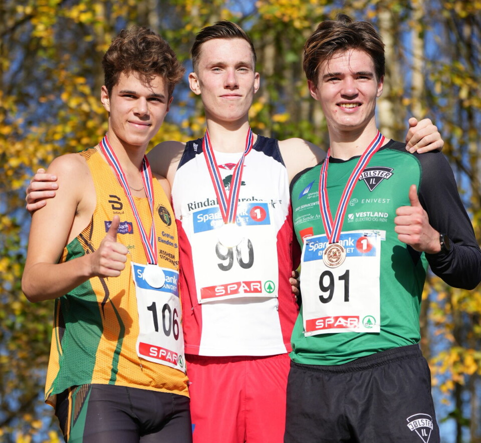 De tre beste juniorgutta. Vinner Magnus Øyen i midten, Lukas Buncic til venstre ble nummer to, mens Åsmund Sunde Førde, til høyre, ble nummer tre.