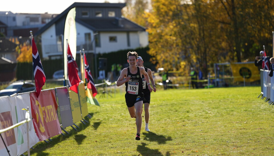 Elias Landøy Rasmussen. Elias Landøy Rasmussen (153) løper først i mål, men bak kommer Jonas Solberg Røstum, som ble dømt først på resultatlista.