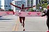 Hawi Feysa løper inn til seier i Chicago marathon 2025.