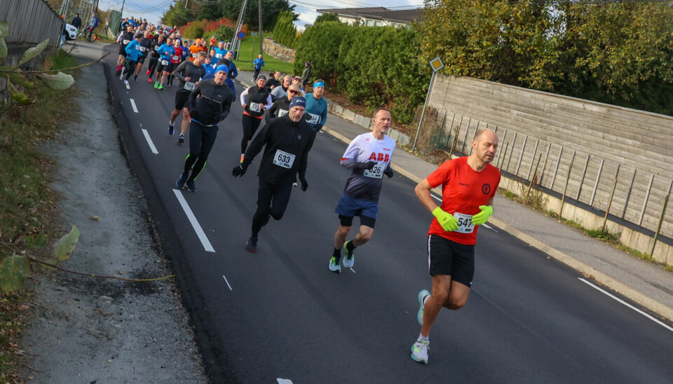 Bergen Maraton er det femte løpet i årets Maratonkarusell. Her er løperne på vei ut fra Fana Stadion i samme løp i 2023