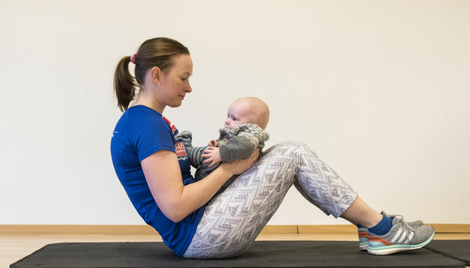 Ikke farlig: Det finnes mange myter rundt kvinnetrening forskerne ved idrettshøgskolen vil avkrefte. Det at det skal være farlig å ta sit-ups når en er gravid, er én av dem. Her demonstrerer Solfrid Braathen Malme situps med barn..