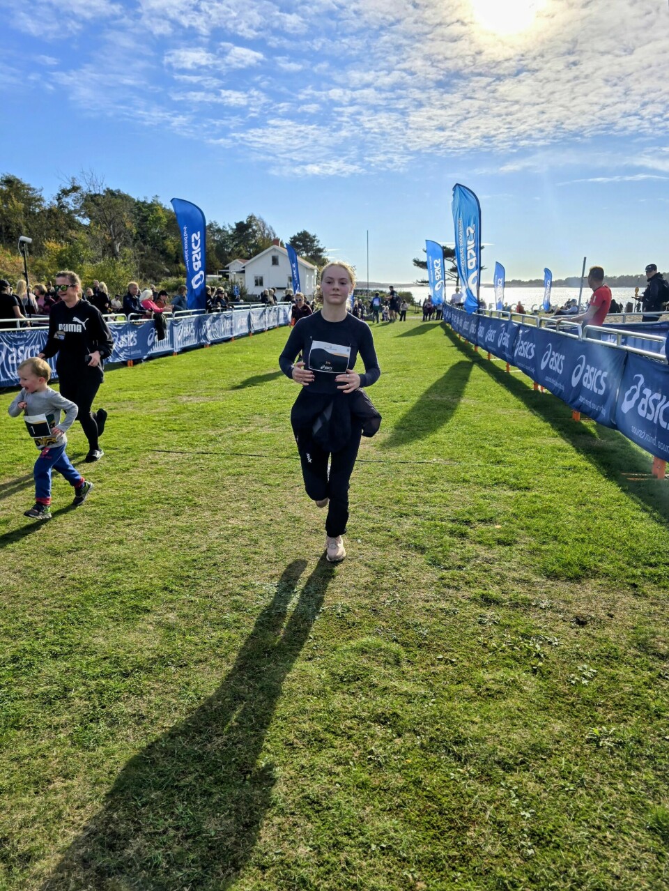 Klara Kilander mot mål i Tanumstrand Spa & Resort etter 22 km. bohusläns bästa terrengløp sverige