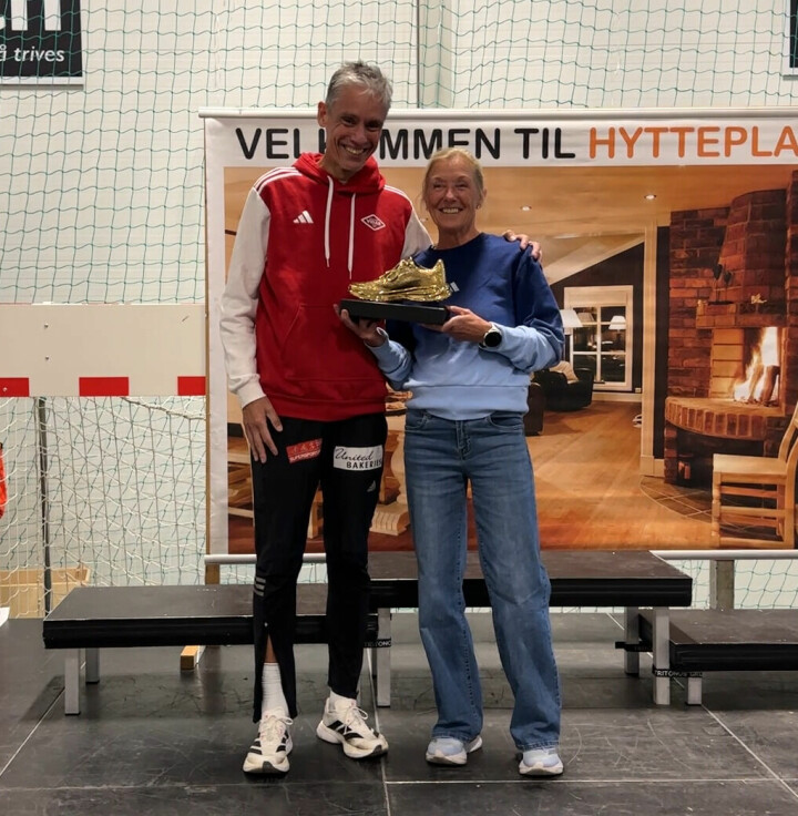 Synøve Brox fra SK Vidar fikk meget velfortjent utdelt Kondis sin gullsko, som beste veteranløper i 2024. Prisutdeler var Kondispresident Tim Bennett. Synøve Brox fra SK Vidar fikk meget velfortjent utdelt Kondis sin gullsko, som beste veteranløper i 2024. Prisutdeler var Kondispresident Tim Bennett.