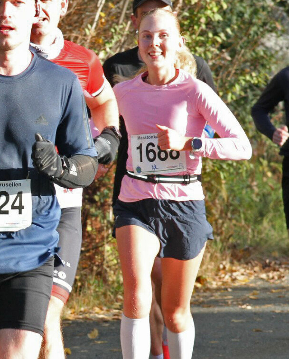 Ingrid Andersen (1688) tok andreplass på maraton. Jan Tore Tellefsen (1456) har det fint underveis. Det ble deltakerrekord på en meget fin dag i Fana.