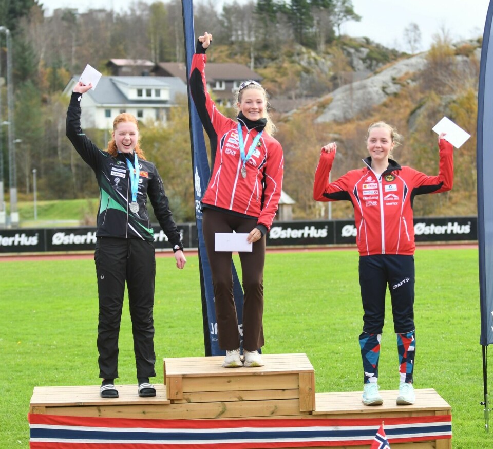 De tre beste på 6 km: Vinner Mona Steinskog i midten, Hanna Veld til venstre og Stine Kleppa til høyre.