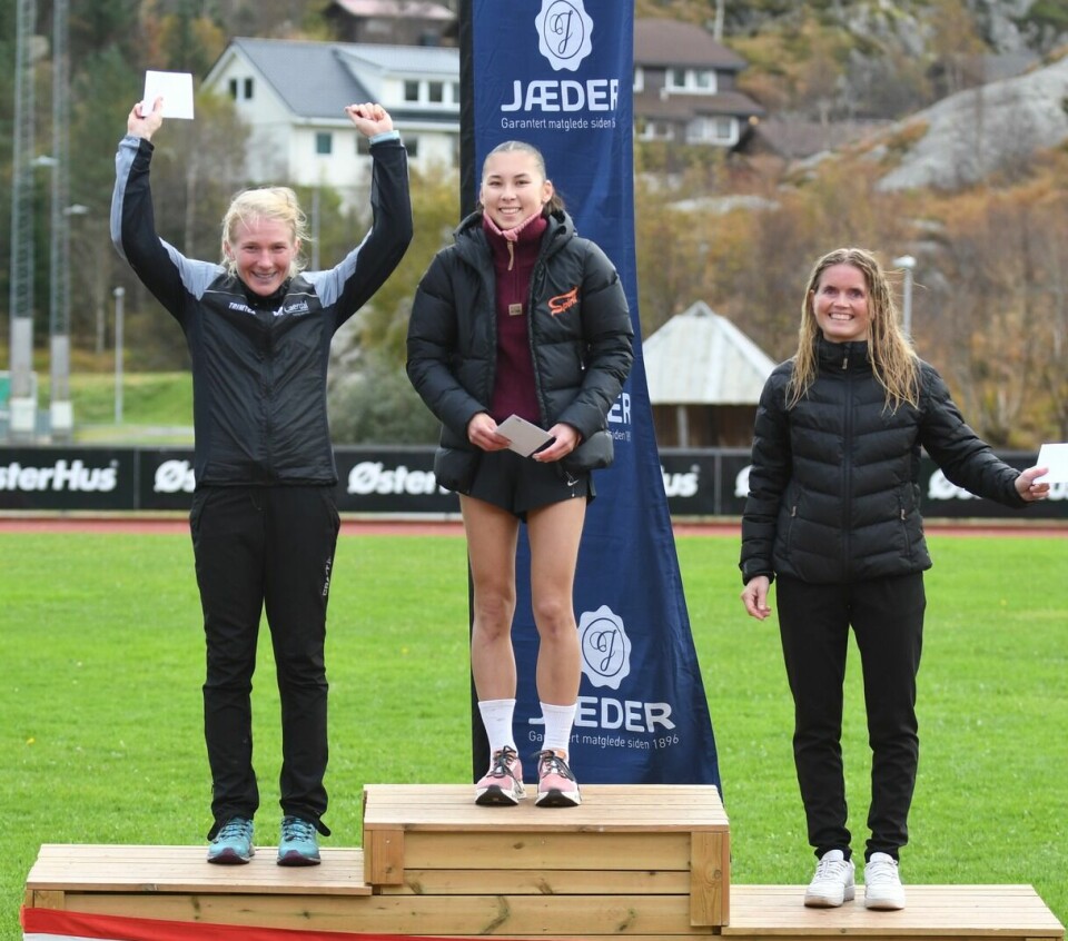 Linnea Valhovd Hove tok seieren i kvinneklassen på 10 km. Til venstre står Marjo Liikanen og til høyre er Hege Linn Eie Vatland.