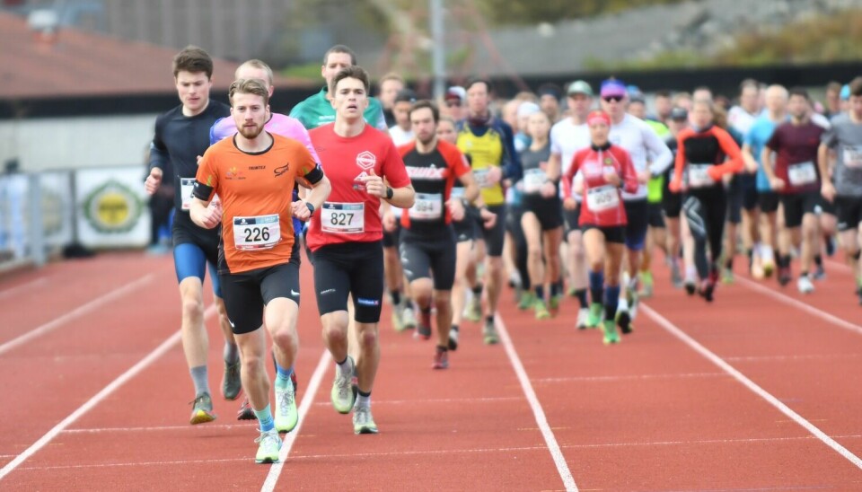 Preben Aase legger seg i front ut fra stadion.