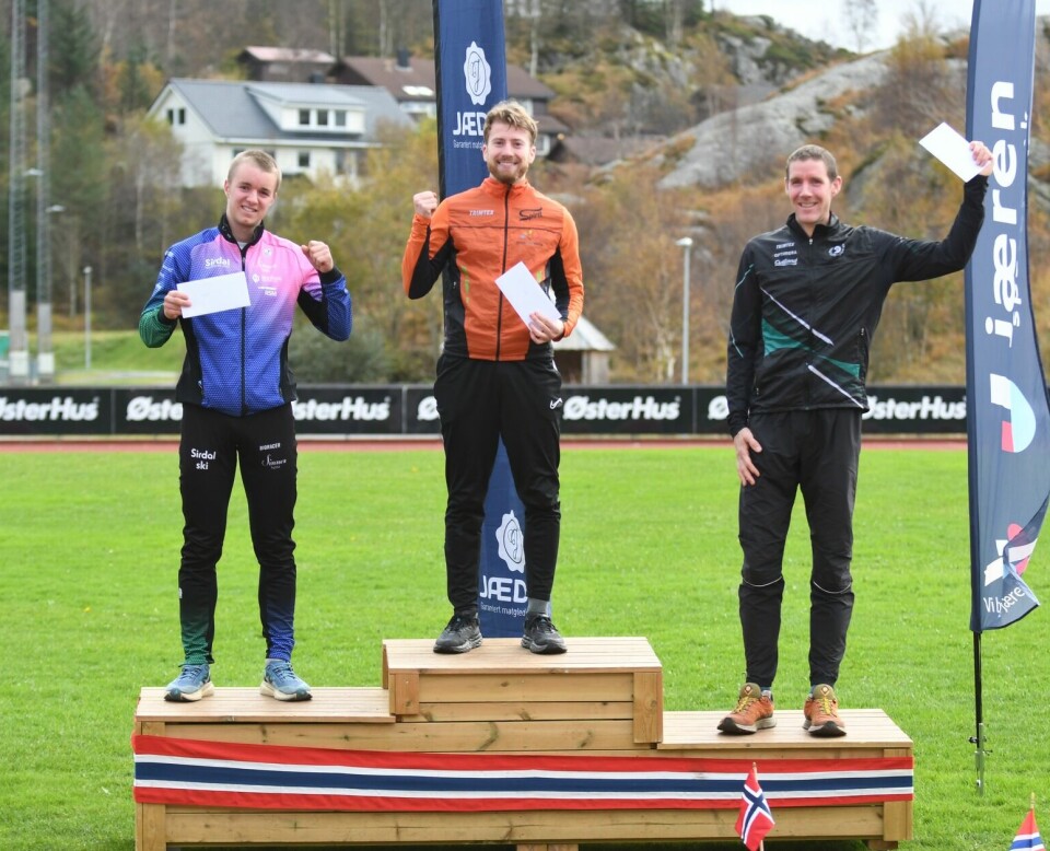 De tre beste menn på 10 km. I midten er vinneren Preben Aas, til venstre Thomas Duncan og til høyre er Jon Duncan.