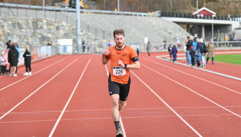 Preben Aase løper i mål til seier, 18 sekunder foran Thomas Duncan som skimtes bak.