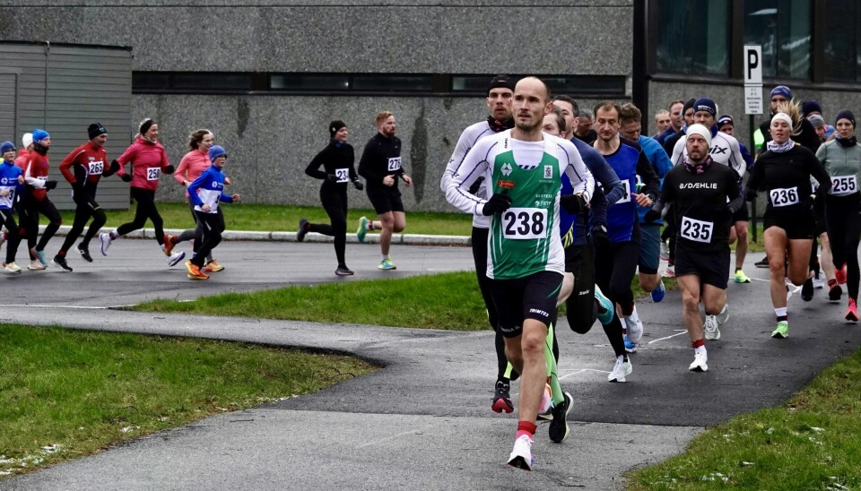 Fra første løp i Grimstadvatnet Rundt 02.11.2024. Olger Pedersen leder her løpet.
