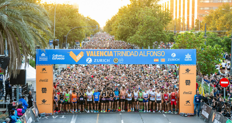 Kristine Eikrem Engeset i godt selskap i Valencia Halvmaraton