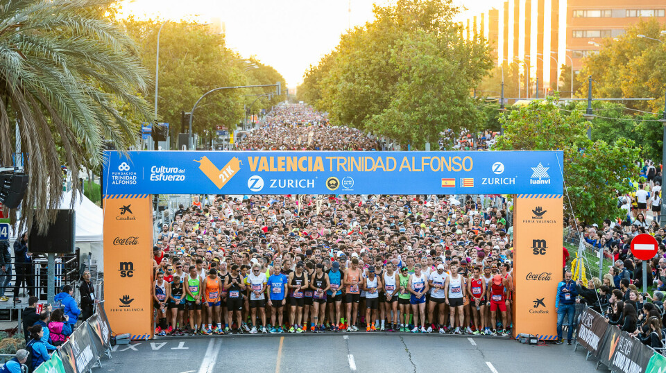 Kristine Eikrem Engeset i godt selskap i Valencia Halvmaraton