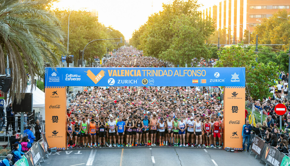 Kristine Eikrem Engeset i godt selskap i Valencia Halvmaraton