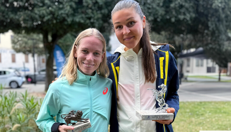 Hanne Mjøen Maridal (til venstre) og svenske Carolina Johnson ble henholdsvis nummer to og en i Arezzao halvmaraton 2025.