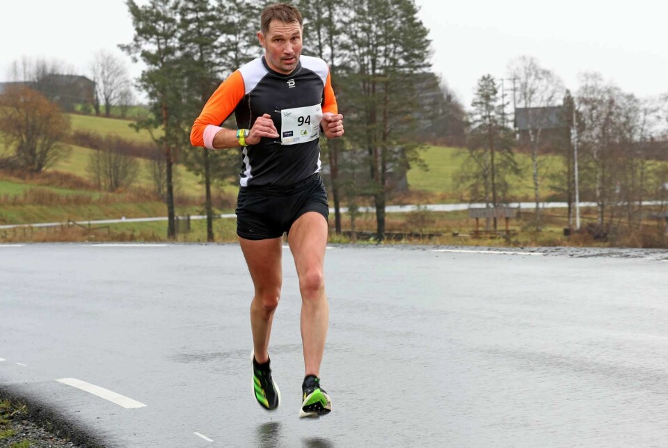 Per-Christian Lysaker Torgersrud fikk fjerde raskeste løpstid, her i Musdalsvegen etter vel 4 km på asfalt.