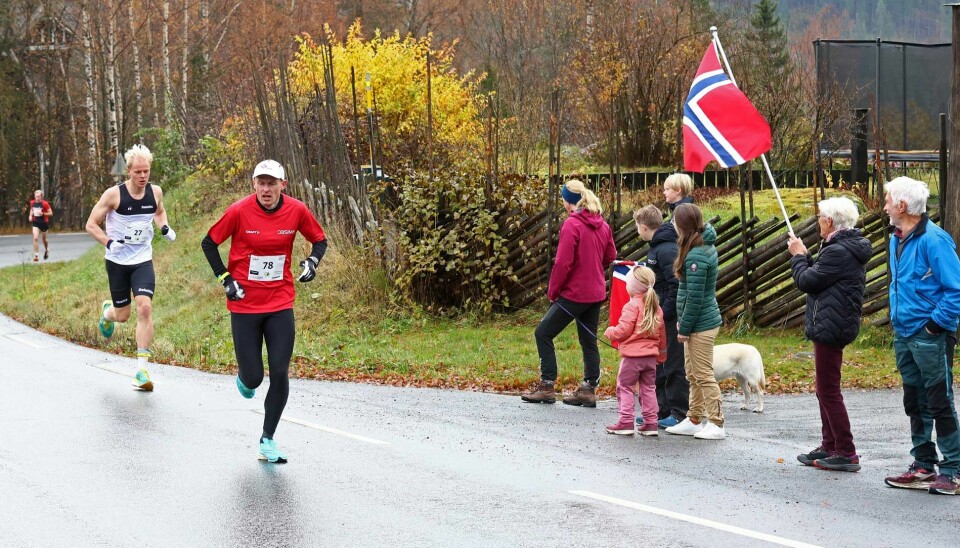 Den slovakiske skiskytteren Martin Jancus (78) fikk femte beste tid i løpet. Her ved ca. 1 km etter start i følge med Gaute Espevalen (27) fra Deloitte BIL (27) som var sjette raskeste løper i mål.