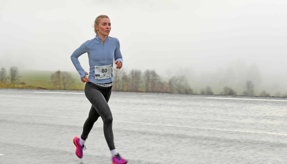 Den kjente syklisten Tiril Jørgensen fra Team Coop Repsol ble klart raskeste kvinne mål, over 3 minutter foran Anna Emilia Zielinkiewicz fra LIF. Her i Musdalsvegen ca. 4 km etter start, der Vardekampen i bakgrunnen synes så vidt i tåka