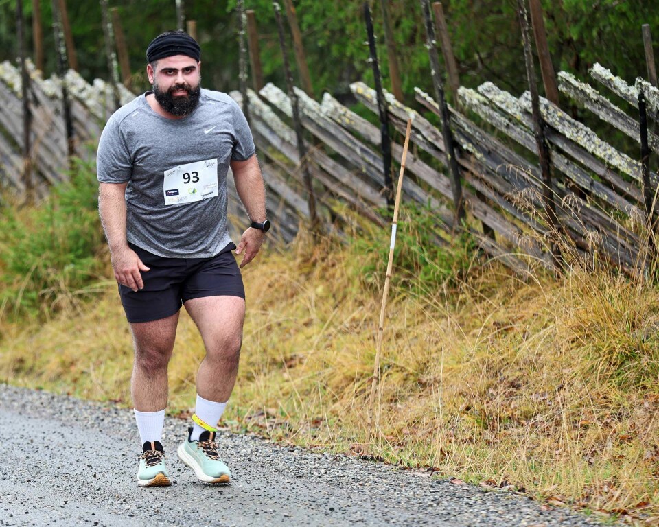 Styrkeløfteren Bilal Hamdan er en årlig deltaker i Musdal Opp, men har en kropp ikke akkurat bygd for motbakkeløp. Her måtte han ned på krabbegiret i de siste motbakkene i Musdalssætervegen, men han fullførte i fin stil på tiden 1:15:26.