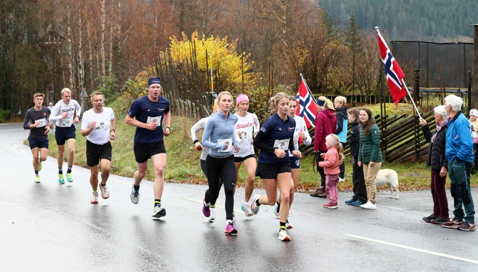 De fem raskeste kvinnene fulgte hverandre et godt stykke oppover Musdalsvegen før Tiril Jørgensen (80) løpets vinner sa takk for seg. Pernille Gullikstad (26) som representerte løpets hovedsponsor Team Anlegg Øst Entrepenør er her i teten og ble nr. fem i mål. Ellers ser vi Anna Emilia Zielinkiewicz (9) som ble nr. 2 i mål. Kristin Haug, delvis sjult til venstre ble nr. 3 i mål, og Mari Folkvord fra Sandnes IL delvis sjult bak Tiril Jørgensen ble fjerde raskeste kvinne i mål.