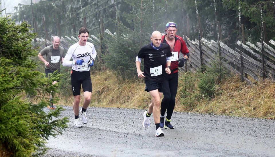 Flott driv i motbakkene opp til Musdalssetra. Erling Frøyse Moe (12) fra Nordre Ål Løpeklubb foran Jørn Gunnar kleven (42) fra Eidsiva BIL, Vemund Bakke Nergården (63) fra Vestringen IL og Vegard Rømma (22) fra Trondheim.
