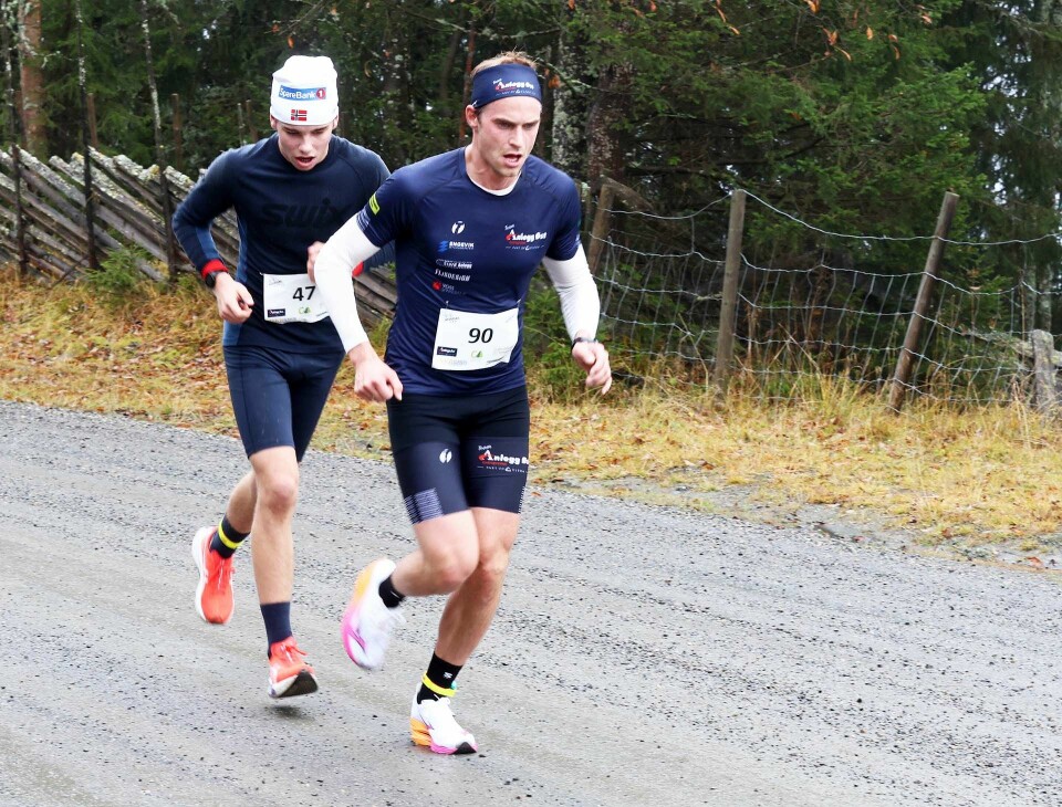 To raske herrer som fulgte hverandre gjennom hele løpet. Her ser vi Kristoffer Grøv (90) fra Rudsbygd foran 15 år gamle Halvor Melbø fra Vingrom IL i motbakkene opp til Musdalssetra. Da er er det bare 1 km til mål.