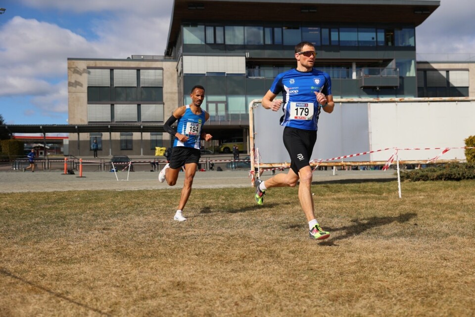 Ola Berg Frines (179) har noen meters forsprang på Ebrahim Abdulaziz (194) ut på den andre runden. (Foto: Tom-Arild Hansen)