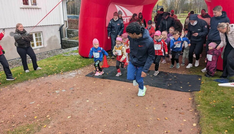 Full fart i Barneløpet: Årets gullvinner på 2000 meter hinder i Europeisk ungdoms-OL, Haakon Sørstad, var hare i barneløpet og fikk med seg mange løpsglade barn på Sylling Speedtrail junior. Full fart i Barneløpet: Årets gullvinner på 2000 meter hinder i Europeisk ungdoms-OL, Haakon Sørstad, var hare i barneløpet og fikk med seg mange løpsglade barn på Sylling Speedtrail junior.