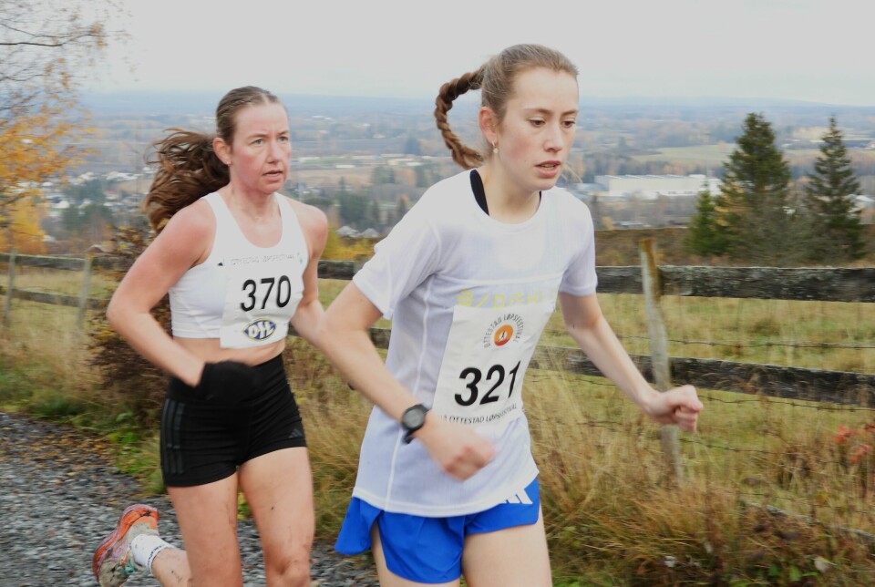 Duellen: Bethine Riise Carlsen foran Liv Tone Heramb etter 2 km. ottestad løpsfestival spenst-løpet terrengløp hedmark innlandet
