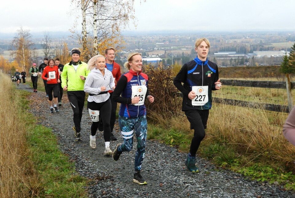 Annemieke og Kristian Paulsen fra OL Vallset/Stange godt i gang på Ottestad Rundt søndag. ottestad løpsfestival ottestad rundt terrengløp hedmark innlandet