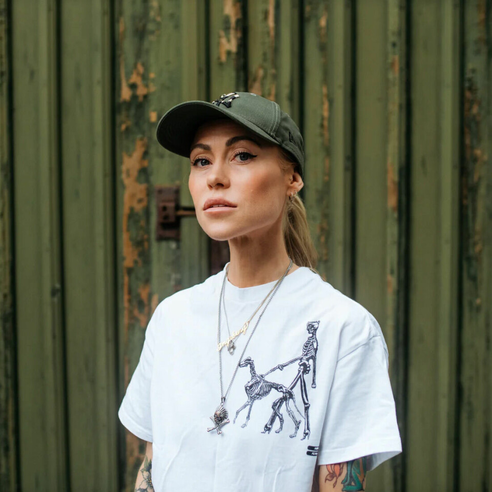 Ingeborg Senneset er journalist, forfatter og influenser og har blant jobbet 12 år som journalist i Aftenposten. Hun har også vunnet flere priser og debuterte i 2017 som sakprosaforfatter med boka «Anorektisk».