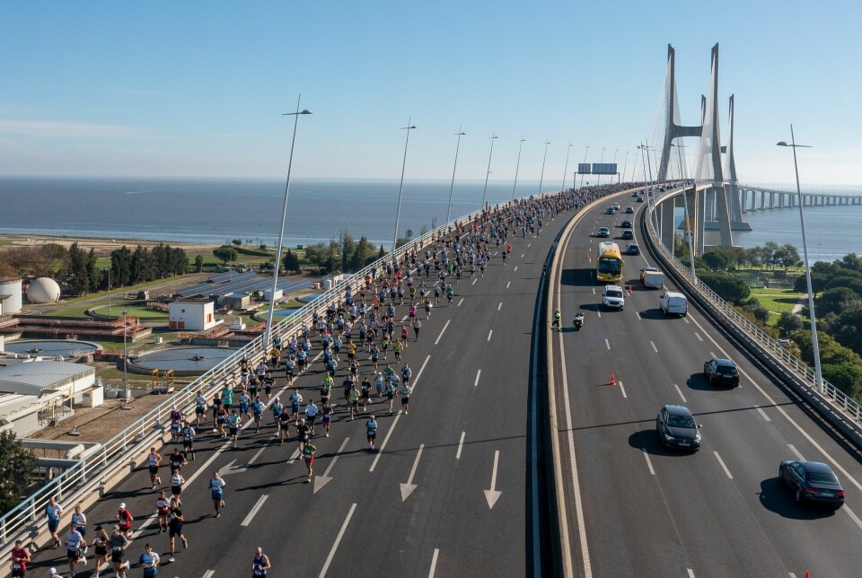 Hovedfeltet på halvmaraton starter oppe på brua, mens elitefeltet starter nede slik at det ikke skal bli for mye netto fall, og at tidene dermed kan godkjennes til rekord- og statistikkbruk.