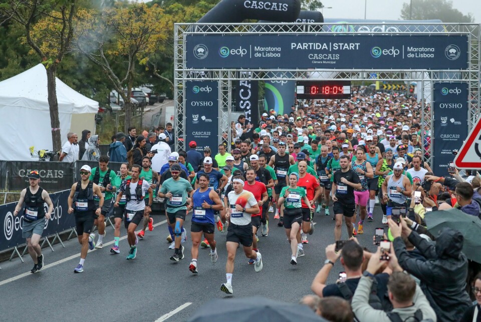 En av de fem startpuljene på maraton legger av gårde.