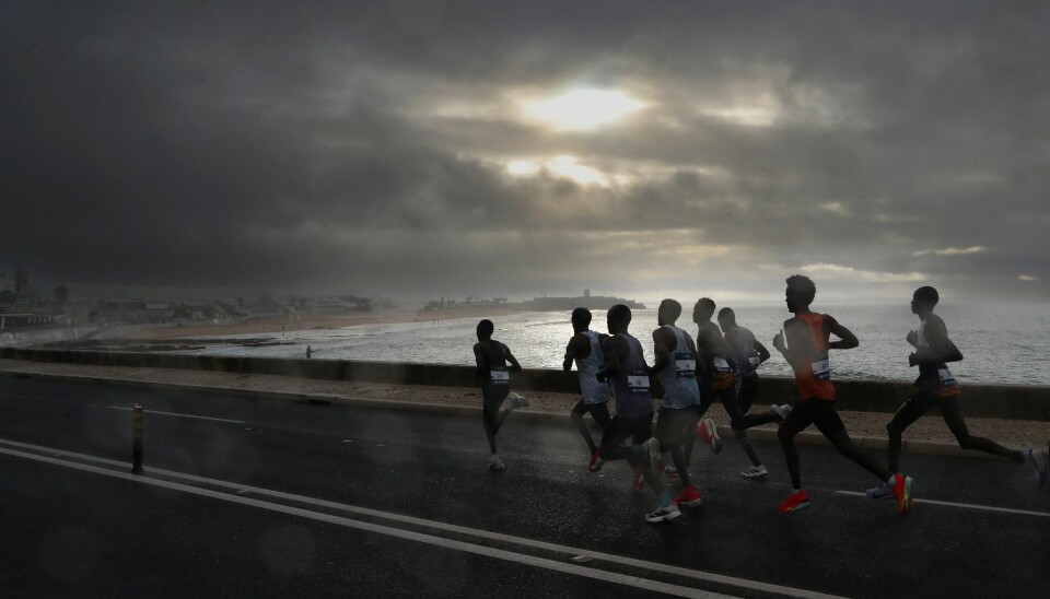 Mørke skyer hang over maratonfeltet.