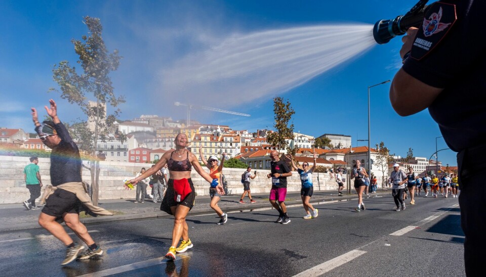 Under halvmaratonløpet var det så varmt at mange syntes det var deilig med nedkjøling.