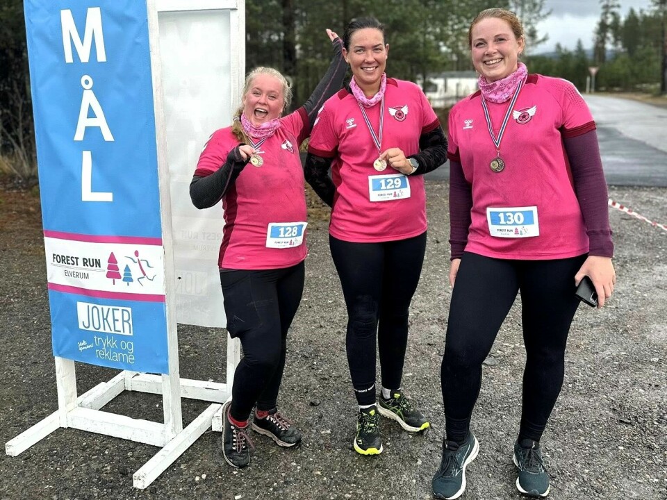 Fornøyde «SlowGirls Biri»' i Høsthinderløpet i Elverum (fra v.): Thea Engh, Siri Lykkeslett Kolbergsrud og Guro Austlid. høsthinderløpet forest run elverum