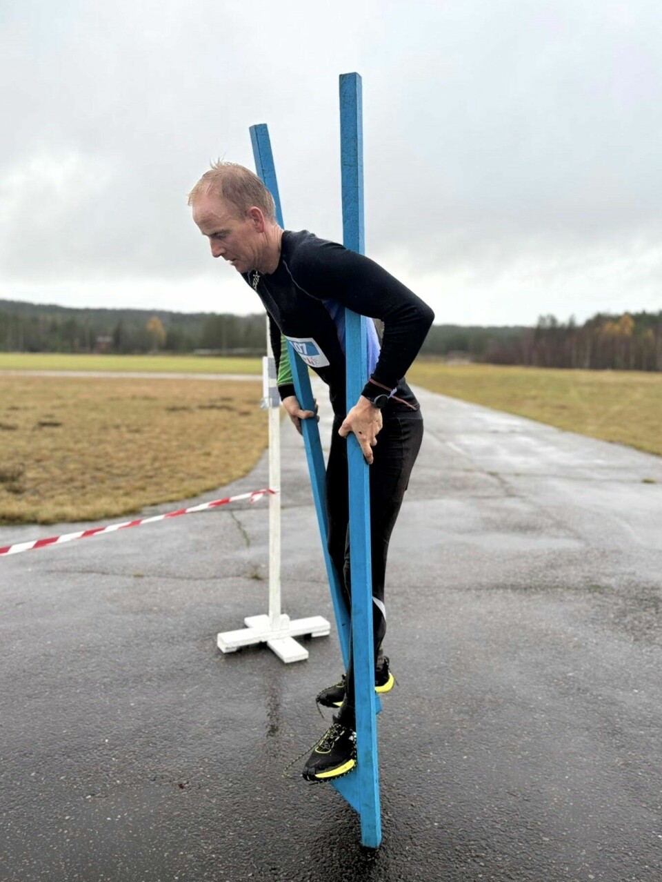 Vinner av 8 km, Thomas Rønningen, i full konsentrasjon på stylter. høsthinderløpet forest run elverum